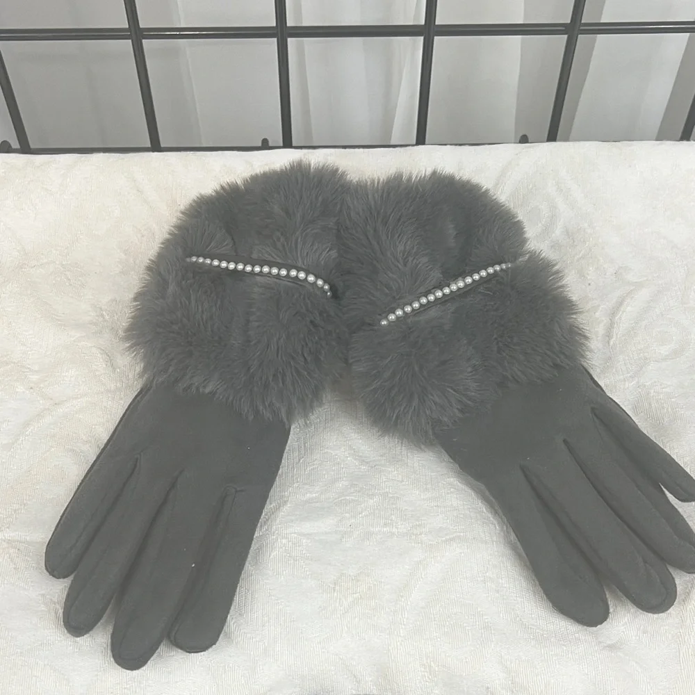 NWT Women's Grey Faux Suede/Fur Cuff Gloves with Faux Pearl Accent. SMART TOUCH